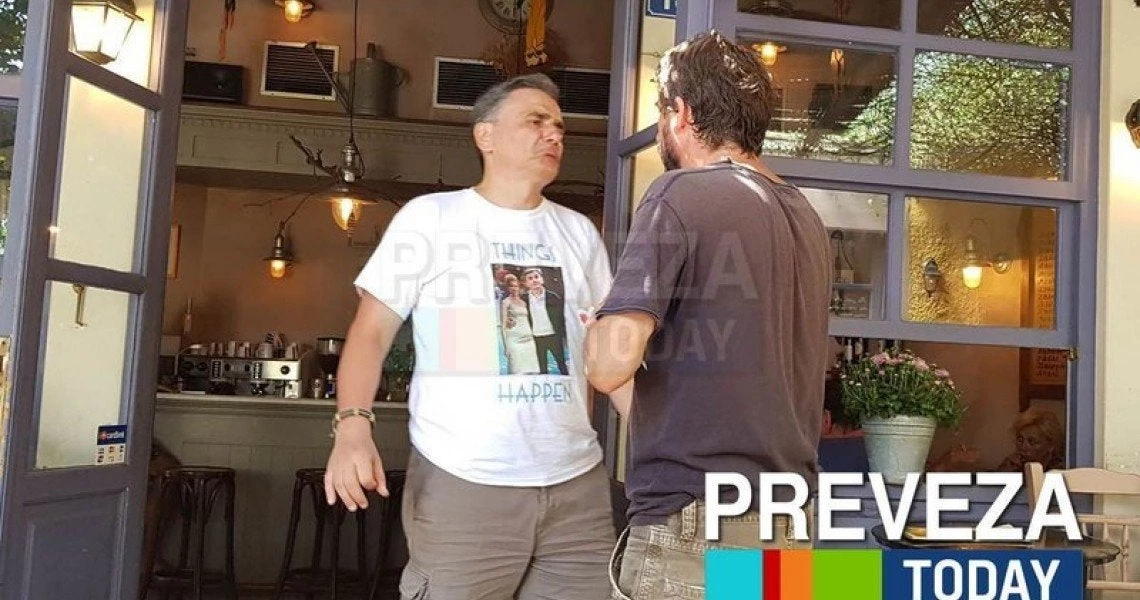 Να σοβαρευτούμε λίγο; – Ο Τσακαλώτος ζευγάρι με τη Γιόχανσον σε… μπλουζάκι